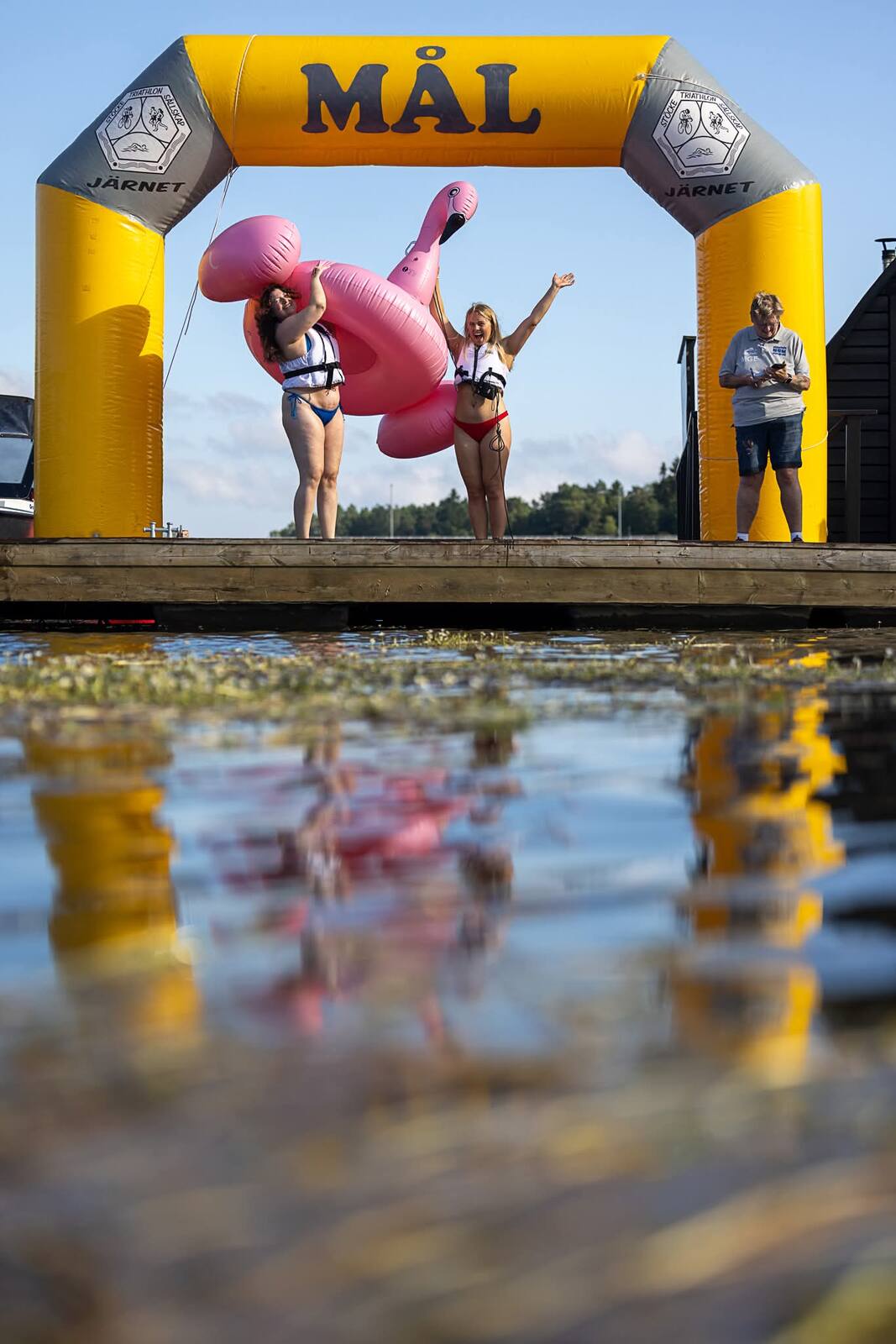 Jubel under målbågen med rosa flamingo