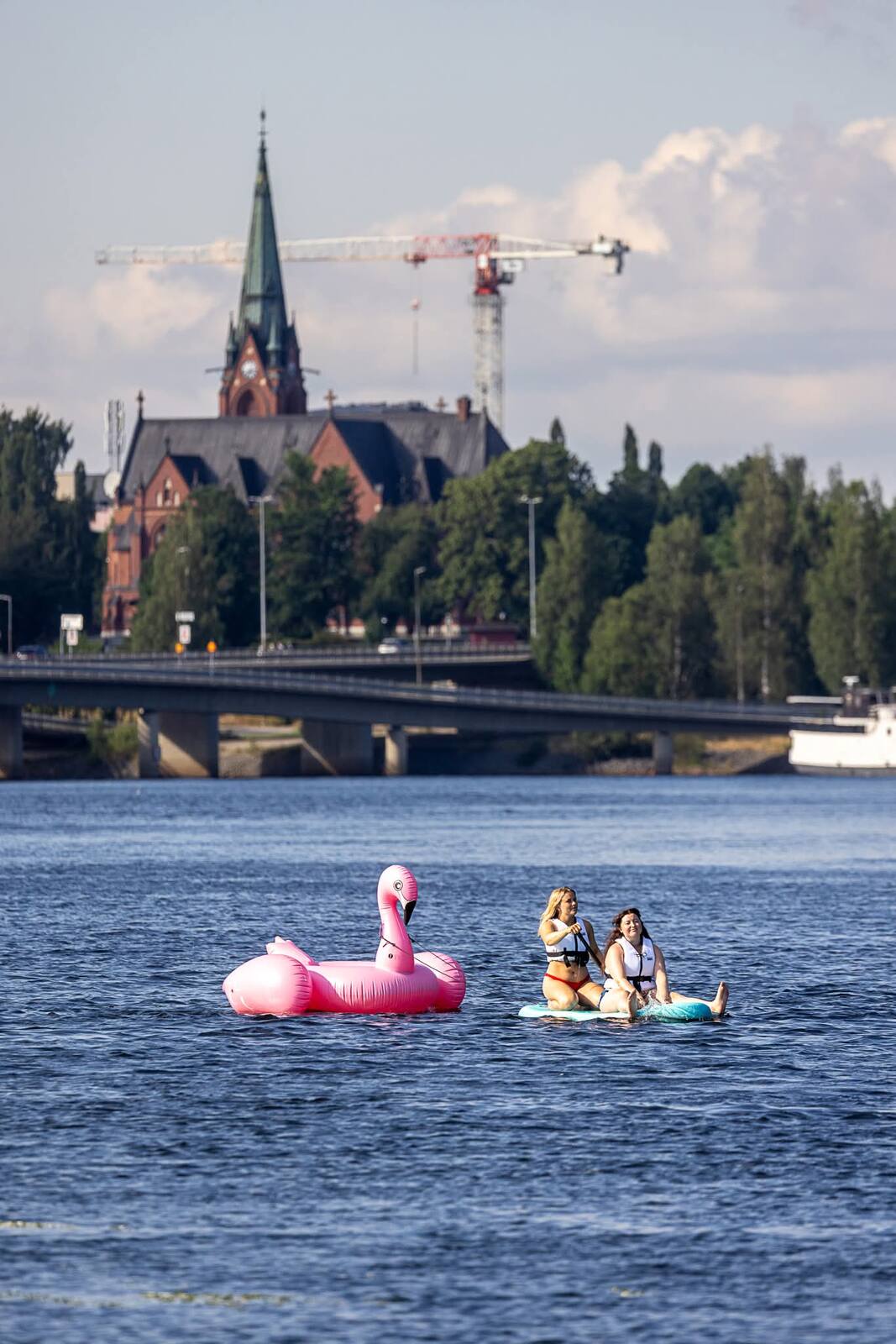 Flamingoflotte med stadskyrkan bakom