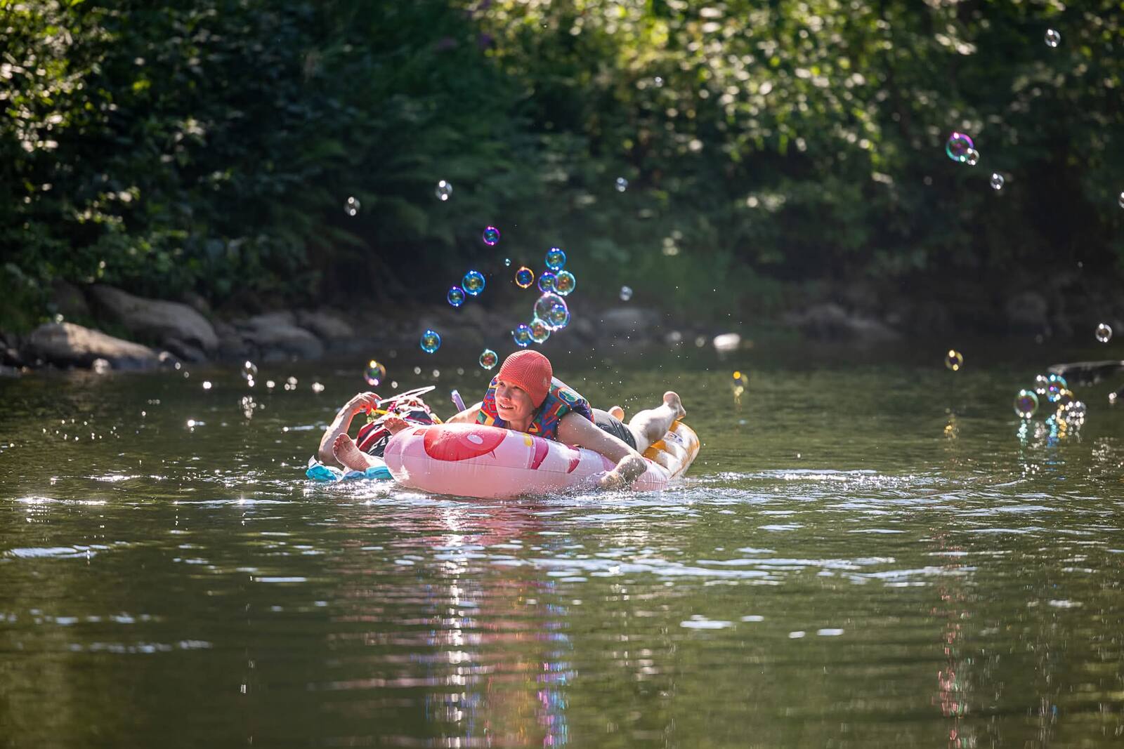 Floatare bland såpbubblor